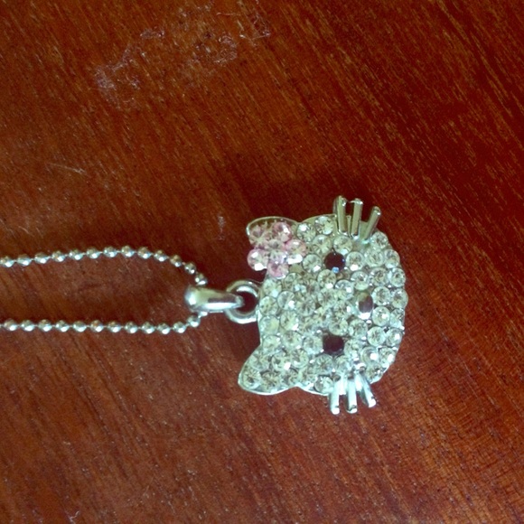 Crystal hello kitty necklace