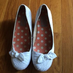 white bow heals