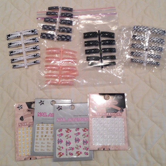 5 nail  tips and 4 stickers