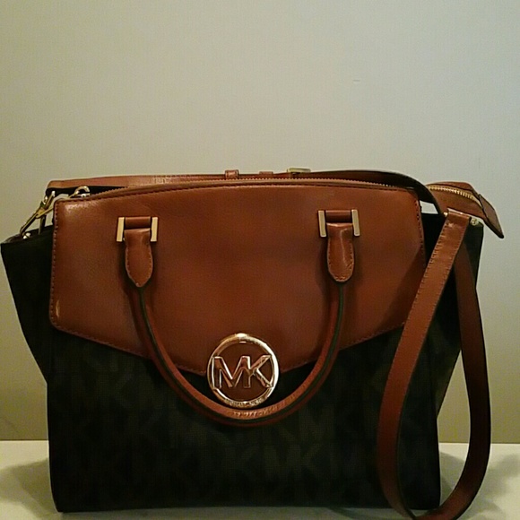 100% Aunthantic Michael kors