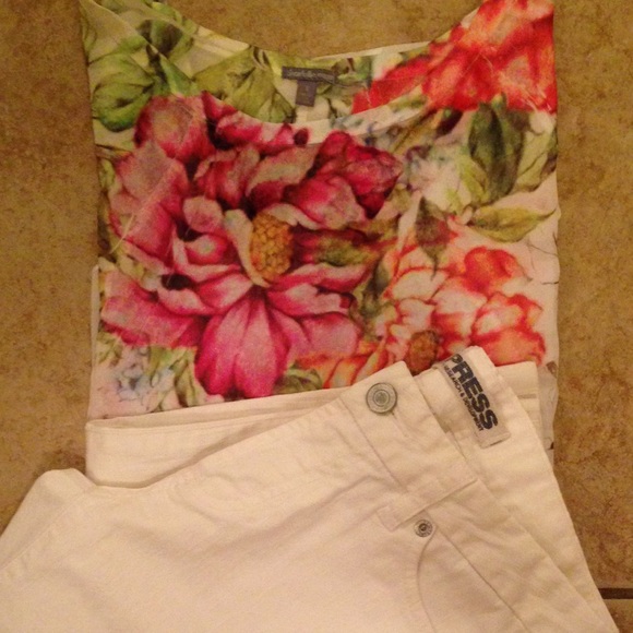 Floral butterfly top. Jeans no longer available - Picture 1 of 3