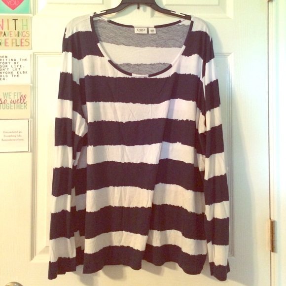 Navy and white striped longsleeved tee!