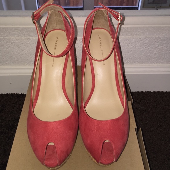 💢💢SOLD💢💢Coral wooden ZARA wedges