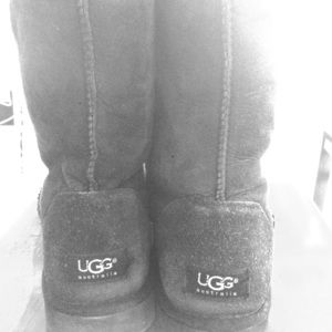 Short black classic uggs