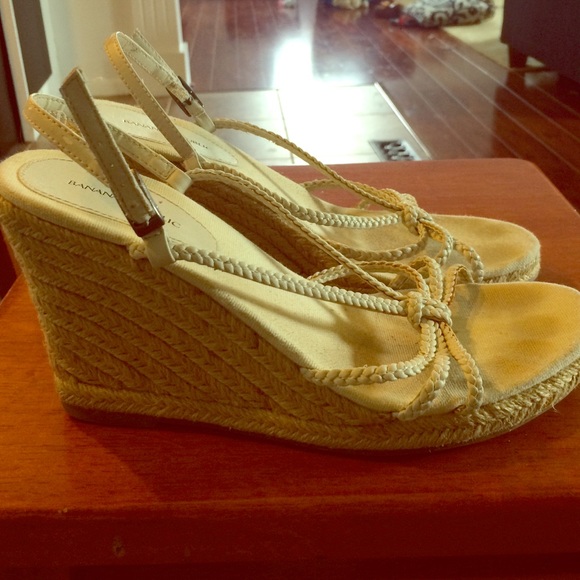 Adorable Banana Republic white and tan wedges