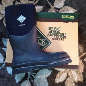 Steel toe muck boots