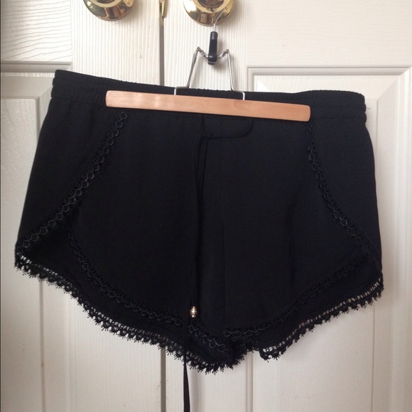 HOST PICK🎉💗 Love Culture black flowy shorts - Picture 4 of 4