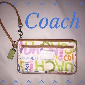 💙💚 Coach Wristlet 💛💜