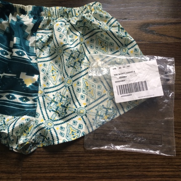 UO Urban Renewal "Sari Shorty" Shorts Green - Picture 3 of 4