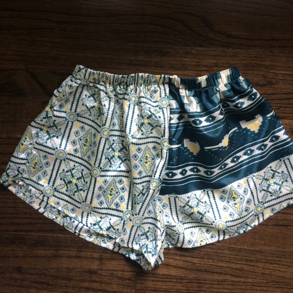 UO Urban Renewal "Sari Shorty" Shorts Green - Picture 4 of 4