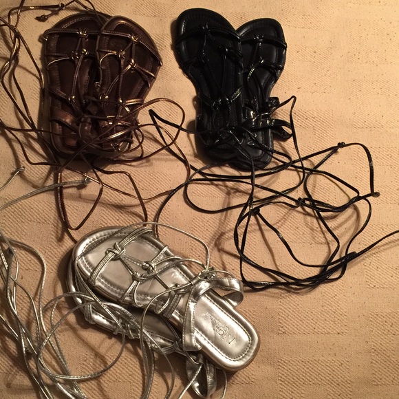 Sandals with strings that ties up your leg