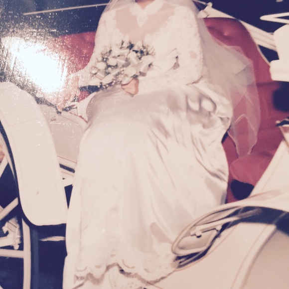 MAKE AN OFFER!!!! Satin Vintage Wedding Dress NY - Picture 4 of 4