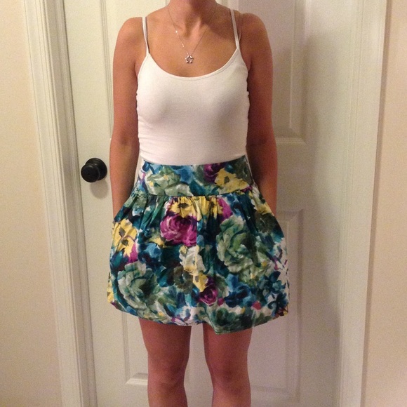 Forever 21 Dresses & Skirts - Floral Forever 21 floral skirt with pockets!