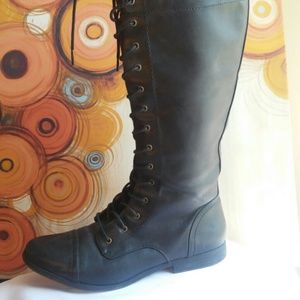 Knee high 1in heel. Lace up front w/ zipper