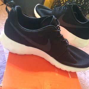 Black Nike Roshes