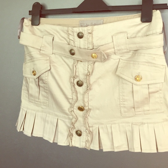 Beige mini skirt, river island. Size 6 U.S.