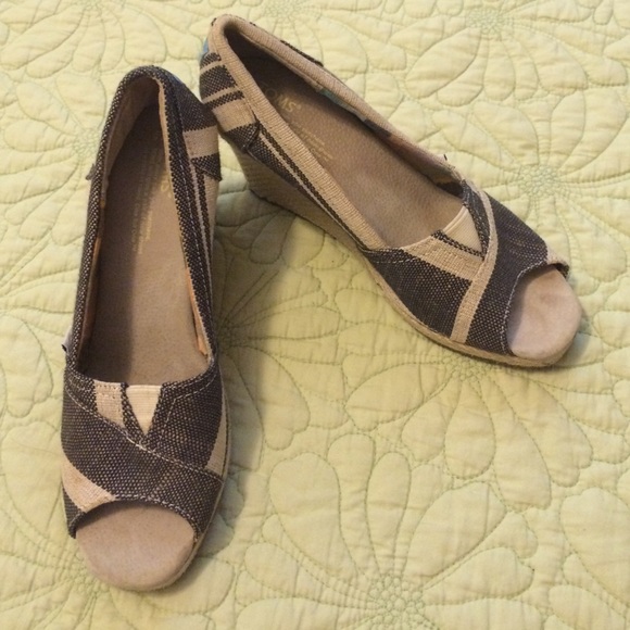 ⭐️ TOMS canvas open toe wedges in Kenya Stripe.