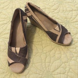 ⭐️ TOMS canvas open toe wedges in Kenya Stripe.