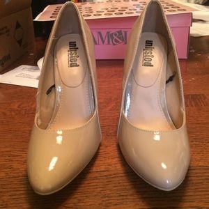 Size 7 nude heels. Never been worn.