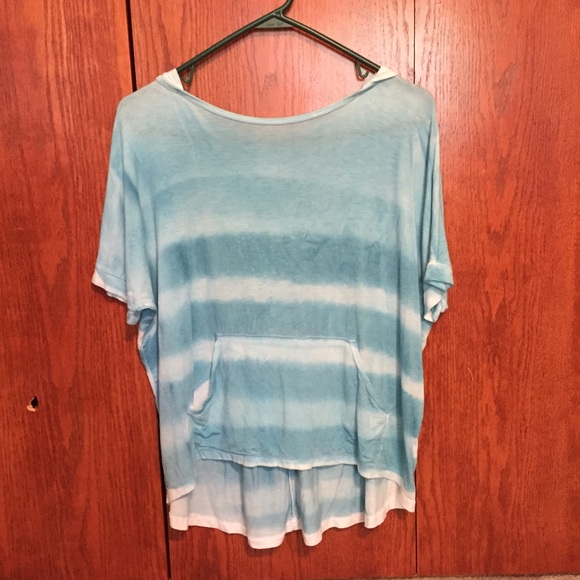 Slouch tee with hood and front pocket