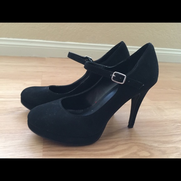 Black pumps