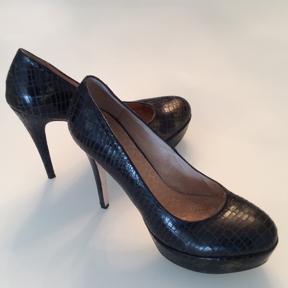 Matiko satine pump, black and gold snake print