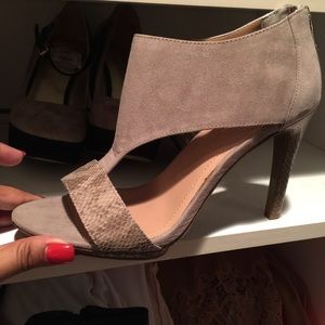 Super cute Beige/ tan animal print heels