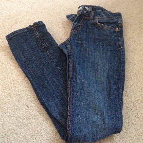 Aeropostale Skinny Jeans zippers on side.