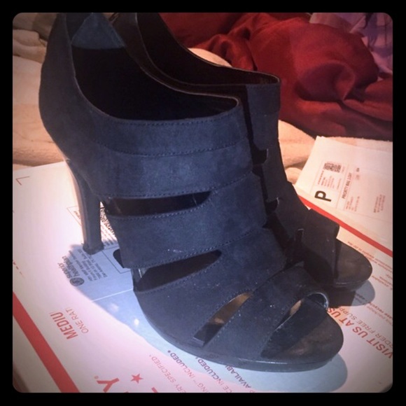 Black heels - Picture 1 of 3