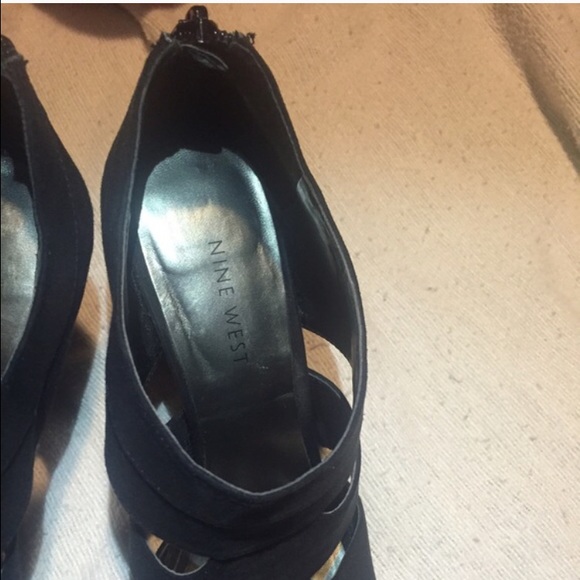 Black heels - Picture 3 of 3