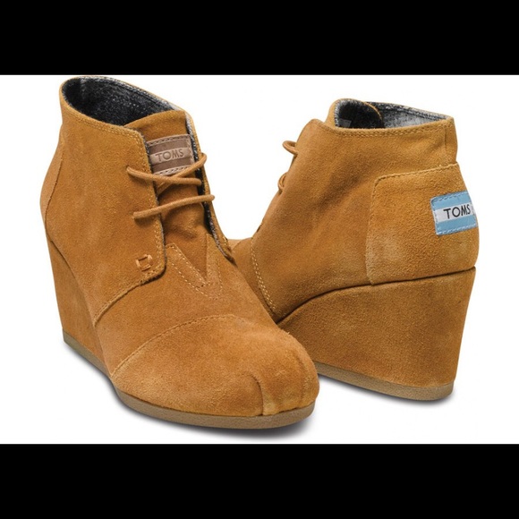 Toms Desert Wedge in chestnut suede. 8.5