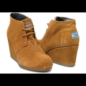 Toms Desert Wedge in chestnut suede. 8.5