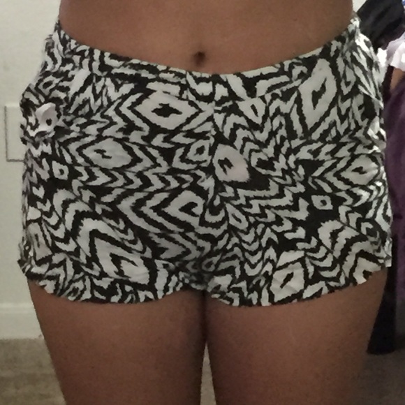 Black and white mini shorts - Picture 1 of 2
