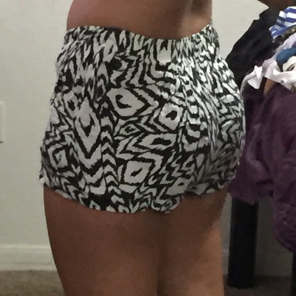 Black and white mini shorts - Picture 2 of 2