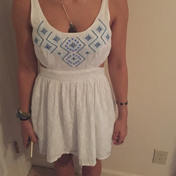 white hollister dress with blue embody