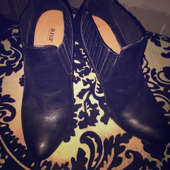 Black booties 👠