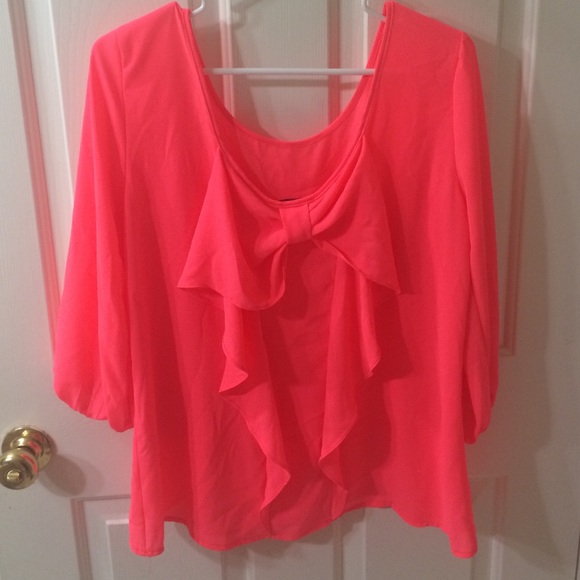 Adorable bow back shirt