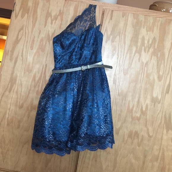 Shimmering one shoulder party dress.