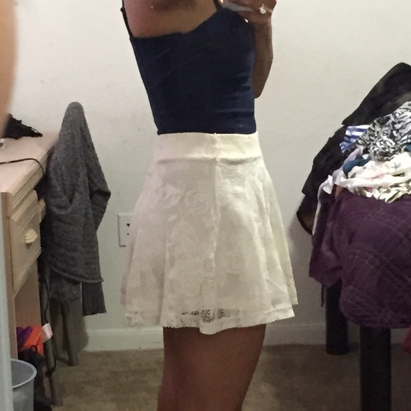 Jean crop top and lace skirt outfit - Picture 2 of 3