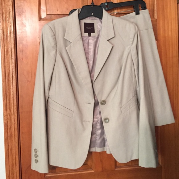 NWOT Great condition Limited suit w/ pencil skirt