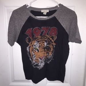 Forever 21 Graphic raglan TShirt!