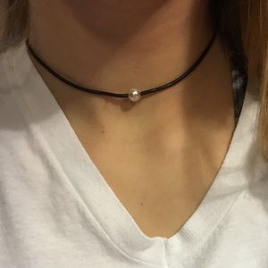 one pearl choker