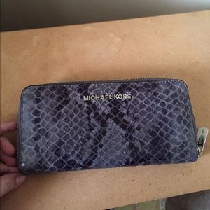 Michael Kors Wallet!! RESERVED