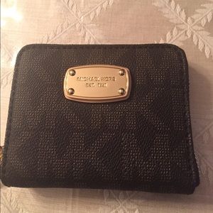 💯 Authentic Michael Kors wallet
