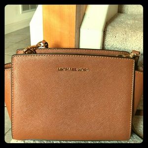 Michael Kors Selma Medium Messenger in Luggage