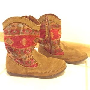 Minnetonka Baja Boots Size 8