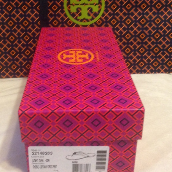 SOLD!!!  Authentic Tory Burch Thong sandals - Picture 3 of 3