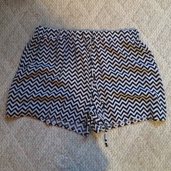 Black and white white clever drawstring shorts