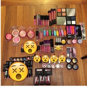 $25 Makeup Lot More Than 30pcs!!