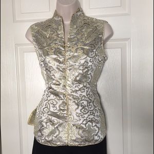White & gold mandarin-style sleeveless shirt